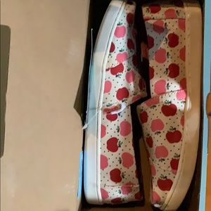 Tom’s canvas shoe apple print